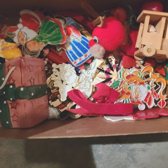 Shoebox full of ornaments and Christmas items, candles, displays - Picture 3 of 3